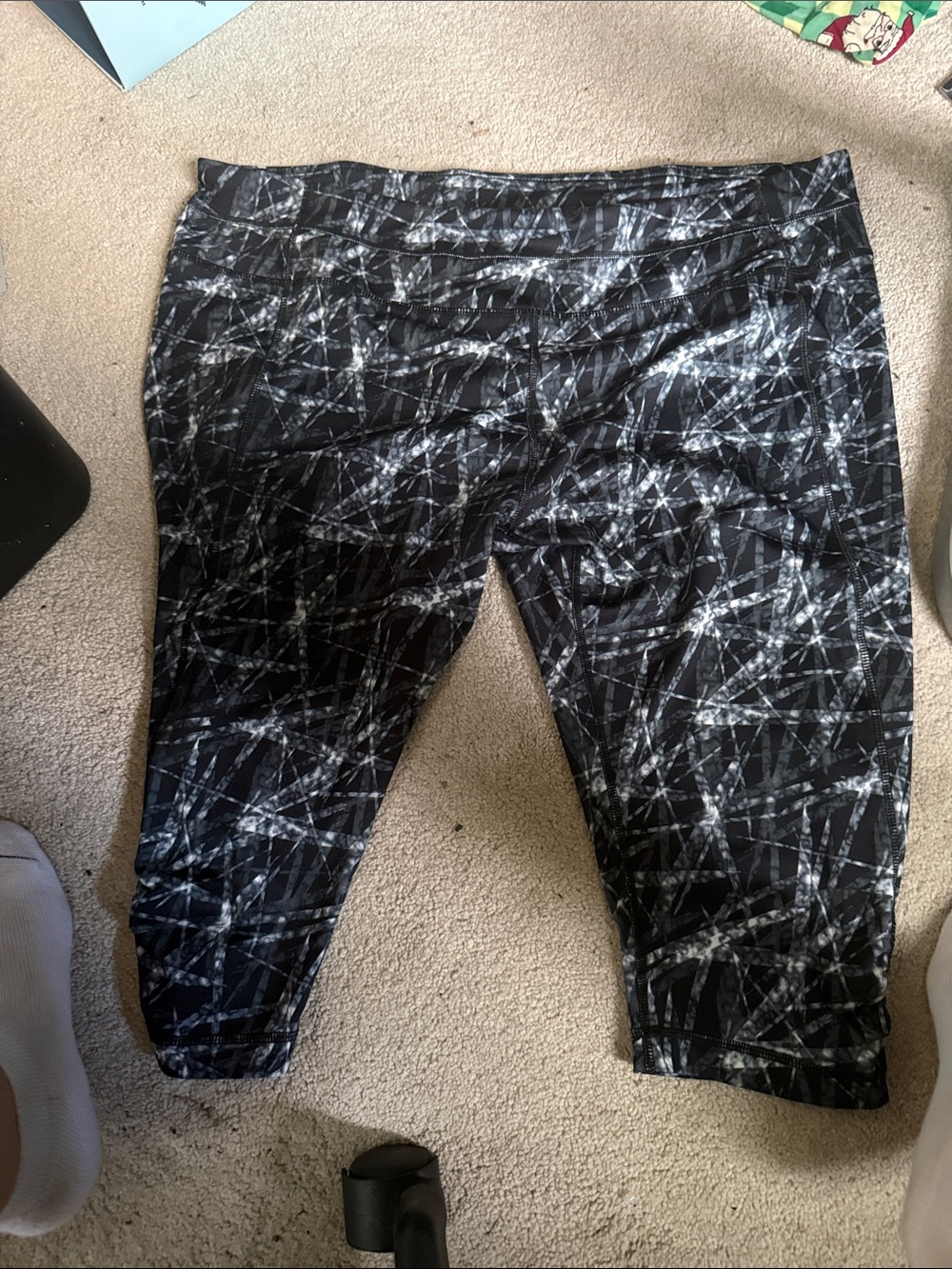 Plus-Size Black & White Abstract Print Capri Leggings
